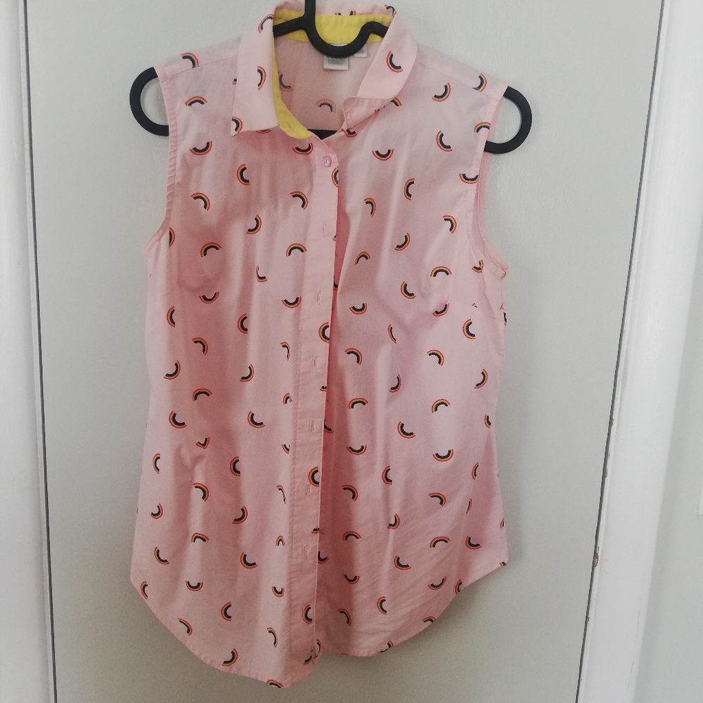Sleeveless shirt with rainbow design